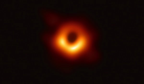 سیاه چاله ها ، یک چاله توخالی یا یک حجم متراکم 11