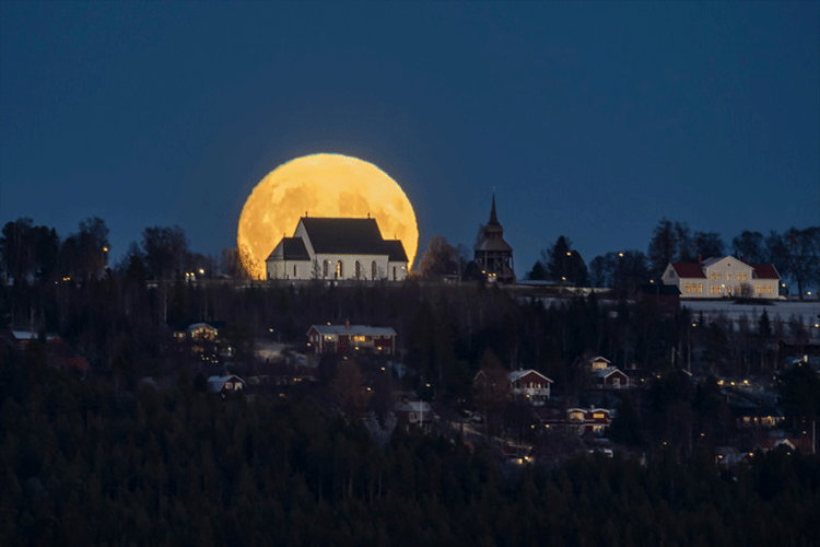 عکاسی از قرص ماه پشت کلیسای ۸۰۰ ساله