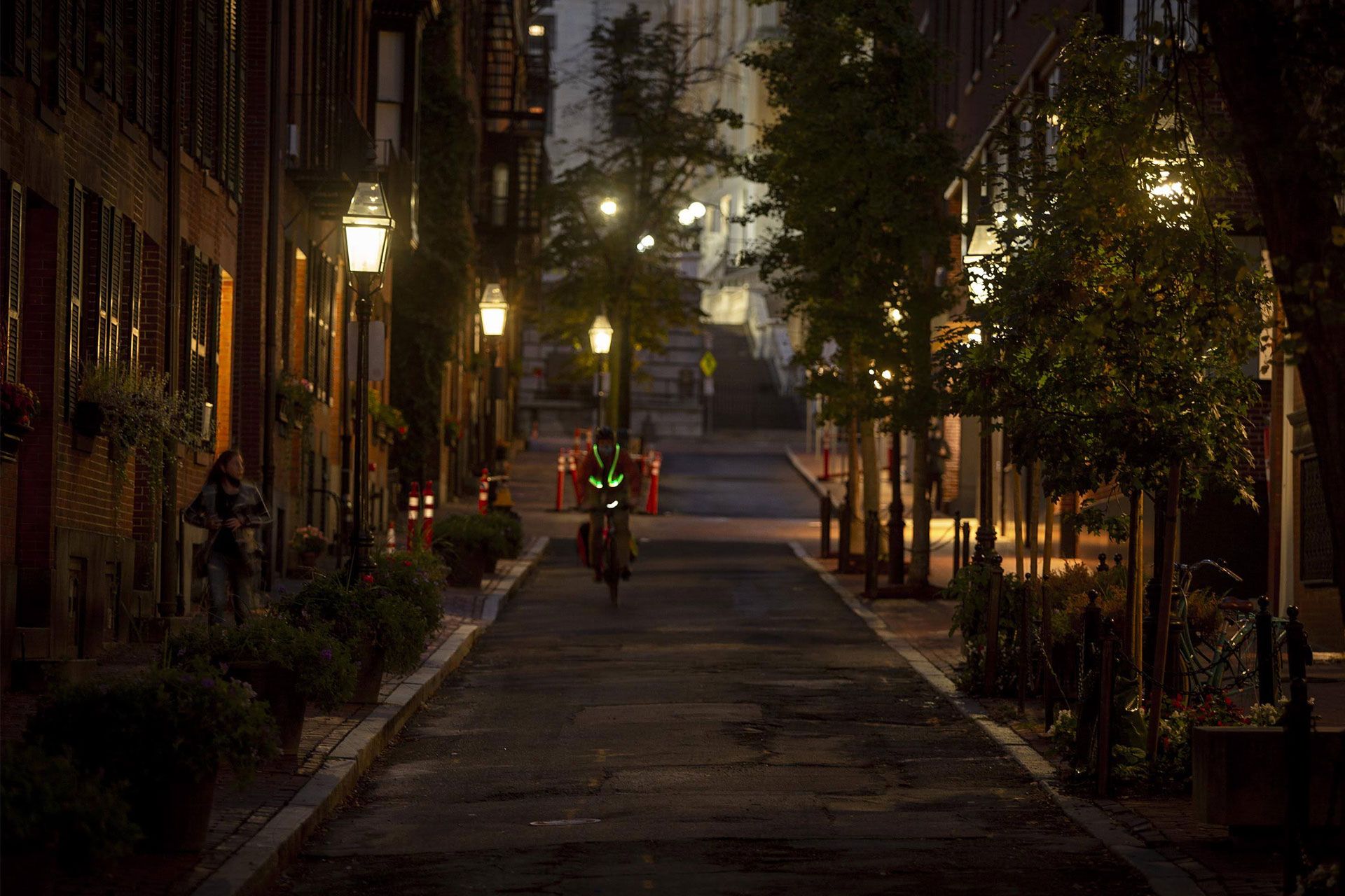 چطور از نورهای خیابانی برای بهبود عکاسی در شب استفاده کنیم؟